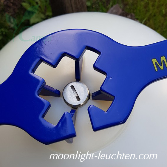 Moonlight Akkuleuchten können mit einem Spezialschlüssel geöffnet werden um das Leuchtmittel zu entnehmen. Um den Akku aufzuladen, kann mit einer Münze lediglich die Buchsenschraube entfernt werden. 