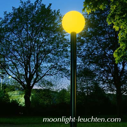 Moonlight Mastleuchte verstahlt behagliches Licht in einer Parkanlage.