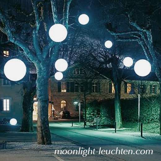 Moonlight Pendelleuchten 33cm, 55cm und 75cm kombiniert in Bäumen hängend.